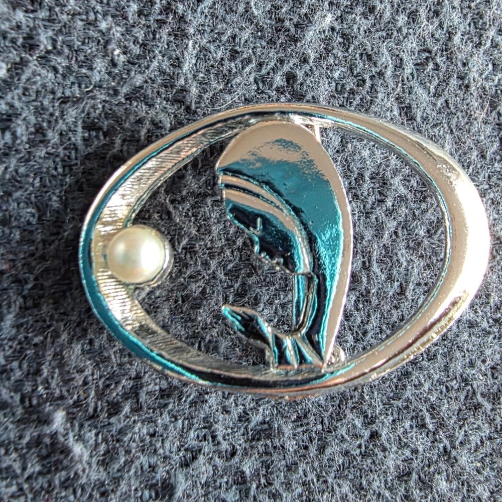 Vintage Virgin Mary Praying Madonna‎ Brooch Silver Tone Faux Pearl Religious Pin